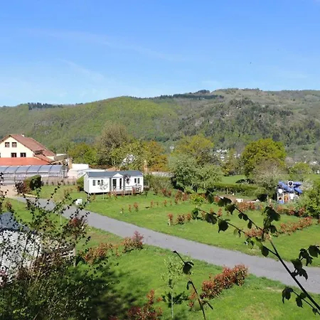 5 Personnes Avec Terrasse - Api-1-52-1256 * Vic-sur-Cère