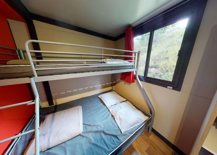 Camping 5 Personnes Avec Terrasse - Api-1-52-1256 *