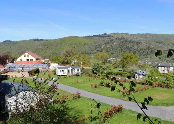 5 Personnes Avec Terrasse - Api-1-52-1256 * Vic-sur-Cère